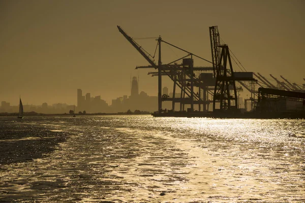 Amerika Birleşik Devletleri - California - San Francisco defne alan - siluetleri portal vinç Alameda (Oakland) bağlantı noktası ile San Francisco manzarası arka planda şafak contre-jour adlı yapay Panoraması