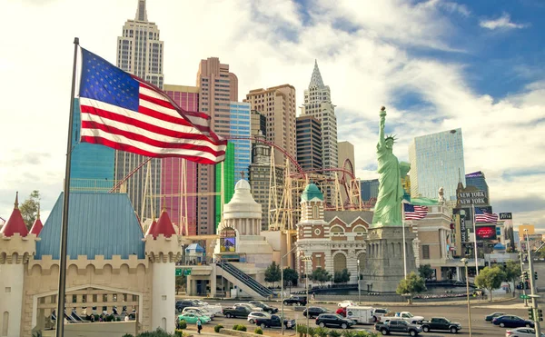 Las Vegas, Nevada, Amerika Birleşik Devletleri - 27 Nisan 2017: Casino ve otel New York New York Las Vegas soymak ve bizi birlikte çırpınan bayrak. Ana New York binalar kopyaları ve özgürlük heykeli özelliğidir