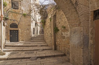 Eski şehir gizli geçit, merdiven ve Yahudi Mahallesi Kemer. Jerusalem, İsrail