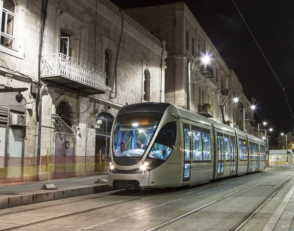 Gece yolcuları olmadan Jerusalem sokaklarda uçuş testleri Modern yeni tramvay. Jerusalem, İsrail