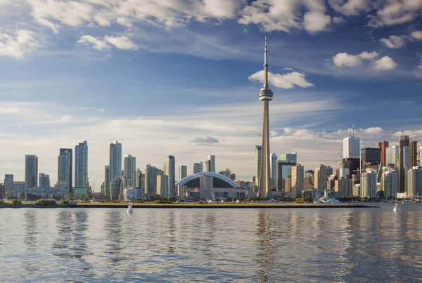 Kanada - Toronto - Göl kıyısında Cn Kulesi ile Skyline