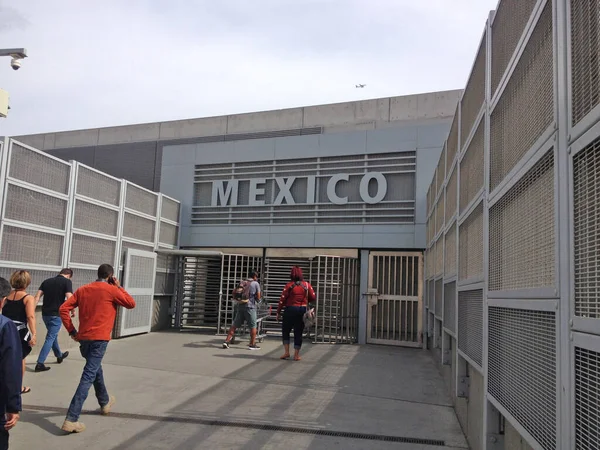 Meksika - Tijuana - yayalar turnikeden geçerek San Ysidro, California 'dan Tijuana, Meksika' ya geçtiler. Bu sınır geçişi dünyanın en işlek kara sınırlarından biridir.