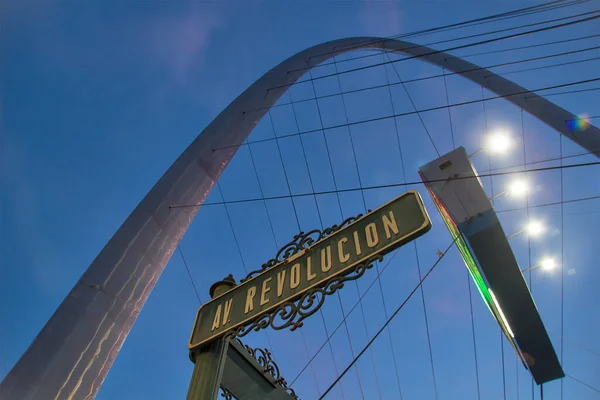 Meksika - Tijuana - Milenyum kemeri (el arco y reloj monumental) avenida de revolucion 'un girişinde, zona centro' da ve turistleri (bienvenidos a tijuana) sokak tabelasıyla karşılayan bir simge