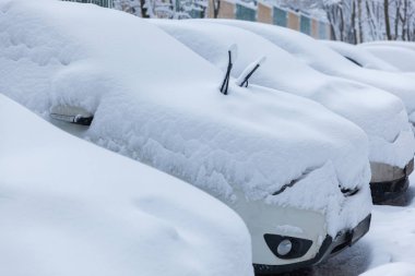 Birkaç otomobil karda bir kış gününde ayağa.