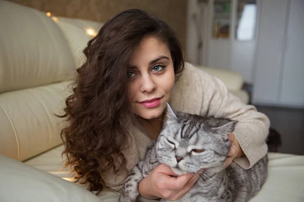 美丽的年轻女子抚摸一只灰色的猫 — 图库照片