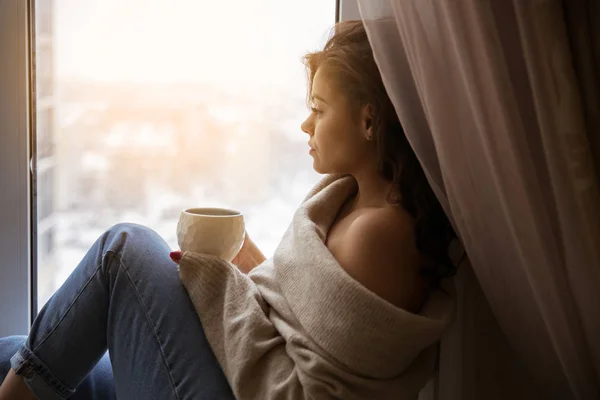 Menina Bonita Janela Com Uma Xícara Café — Fotografia de Stock