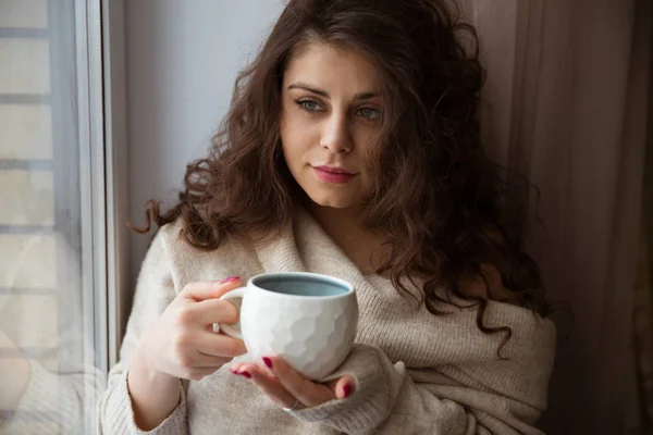 Chica Hermosa Pelo Largo Con Una Taza Café — Foto de Stock