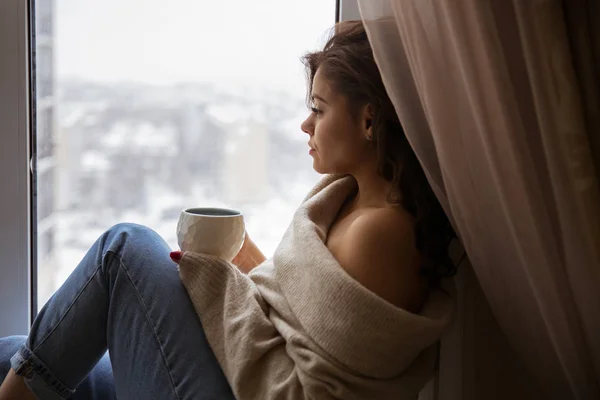 Menina Bonita Janela Com Uma Xícara Café — Fotografia de Stock