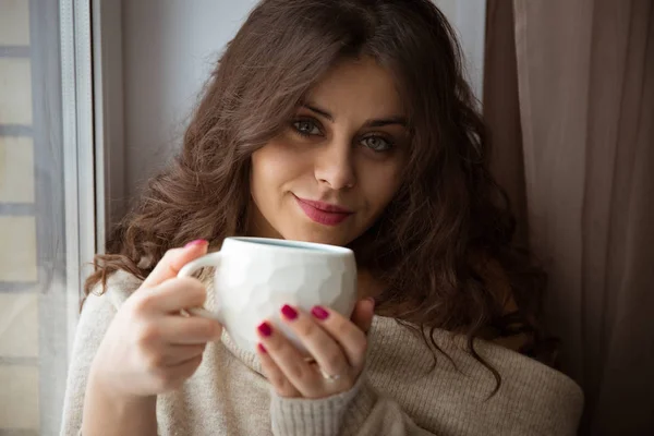 Chica Pelo Largo Con Una Taza Café —  Fotos de Stock