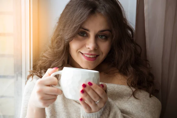 Bela Jovem Com Uma Xícara Café — Fotografia de Stock