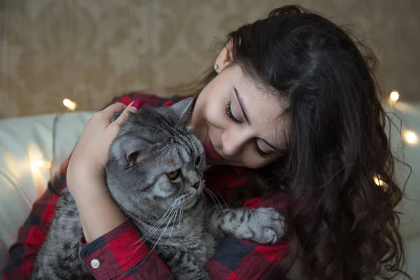 Mujer Joven Pelo Largo Con Gran Gato Gris Imagen de archivo