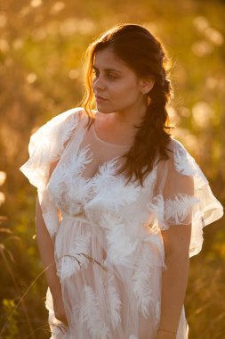 Beyaz elbiseli güzel esmer kadın