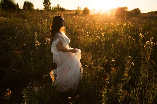 Fille Robe Blanche Promène Soir Sur Terrain — Photo