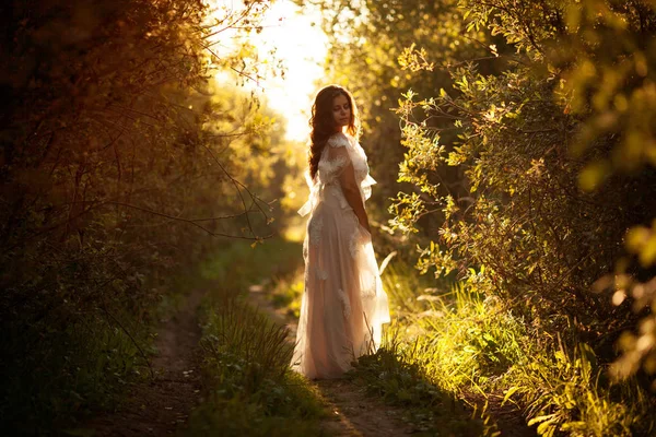 Schöne Junge Frau Einem Kleid Bei Sonnenuntergang — Stockfoto