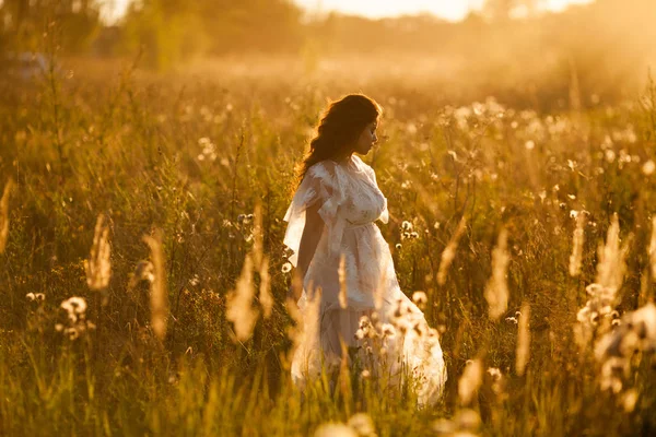 Ragazza Cammina Attraverso Prato Tramonto — Foto Stock