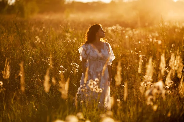 Menina Vestido Fica Campo Pôr Sol — Fotografia de Stock