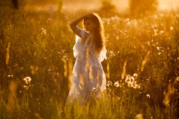 Frau Kleid Steht Bei Sonnenuntergang Auf Dem Feld — Stockfoto