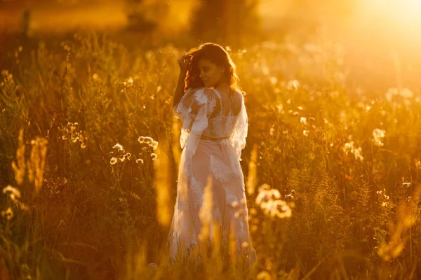 Schönes Mädchen Das Bei Sonnenuntergang Auf Der Wiese Spaziert — Stockfoto