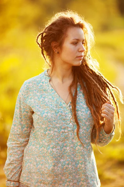 Jeune Femme Avec Dreadlocks Dans Une Chemise Bleue — Photo