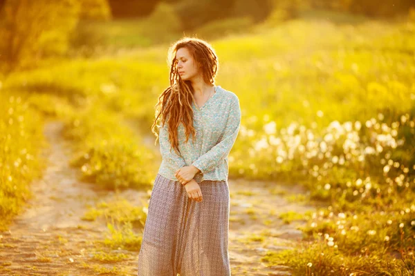 Ung Kvinna Med Långa Dreadlocks Mitten Sommaräng — Stockfoto