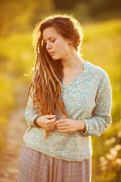 Porträtt Ung Vacker Kvinna Med Dreadlocks — Stockfoto