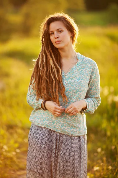 Mavi Gömlekli Uzun Dreadlocks Ile Genç Kadın — Stok fotoğraf