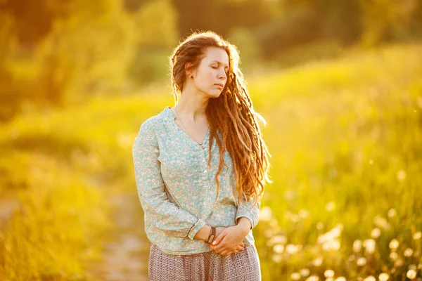 Flicka Med Dreadlocks Skjorta Står Mitt Äng — Stockfoto