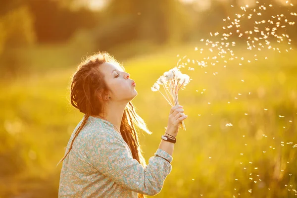 Chica Rastas Soplando Diente León Día Verano — Foto de Stock