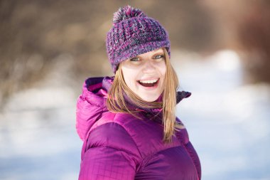 Şapkalı güzel bir mutlu kız portresi