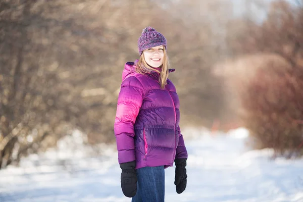 Fröhliches Und Glückliches Mädchen Winterpark — Stockfoto