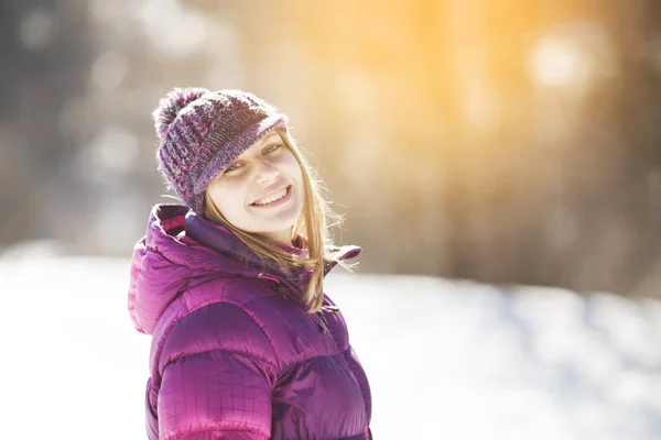 Fröhliches Glückliches Mädchen Mit Strickmütze — Stockfoto