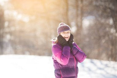 Örgü şapkalı mutlu bir kız portresi