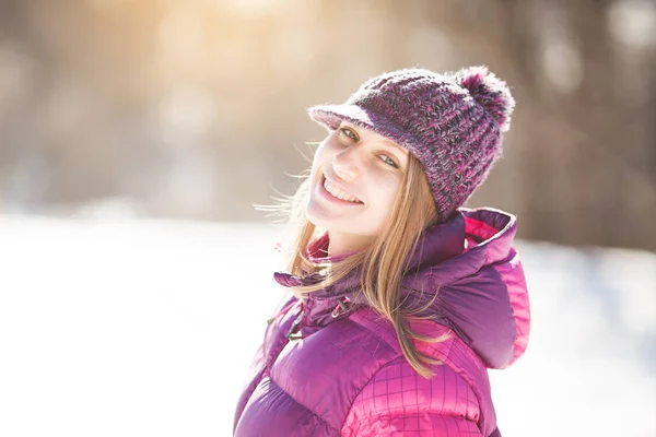 Красивая Счастливая Девушка Вязаной Бордовой Шляпе — стоковое фото