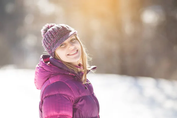 Schönes Glückliches Mädchen Mit Strickmütze — Stockfoto