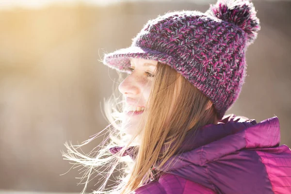 Portret Van Een Jonge Mooie Vrouw Een Gebreide Muts — Stockfoto