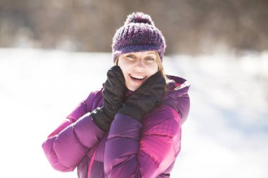 Mittens neşeyle gülerek mutlu genç kadın