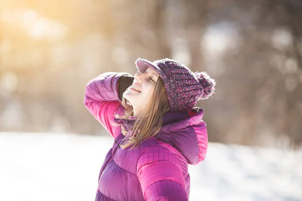 Schöne Glückliche Mädchen Mit Hut Der Sonne — Stockfoto