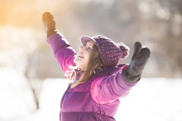 Överlycklig Tjej Vinrött Hatt Solen — Stockfoto