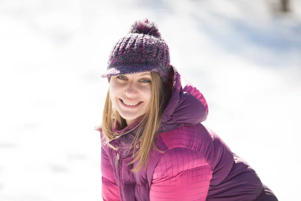 Glad Ung Kvinna Vinröd Mössa Vinter — Stockfoto