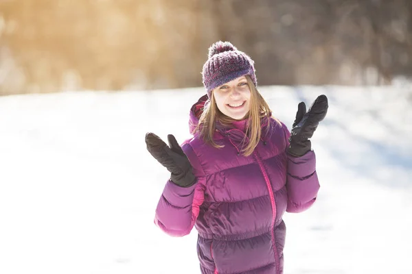 Glückliche Junge Frau Schwarzen Winterhandschuhen — Stockfoto