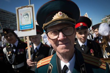 Moskova, Rusya - 9 Mayıs 2018: Eski bir veteran süreç içinde yürür