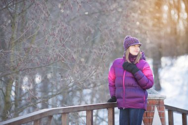 Şapkalı Kız kışın Köprü'de
