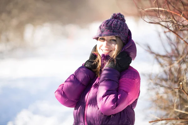 Güneş Kışın Örgü Şapkalı Kız Duruyor — Stok fotoğraf