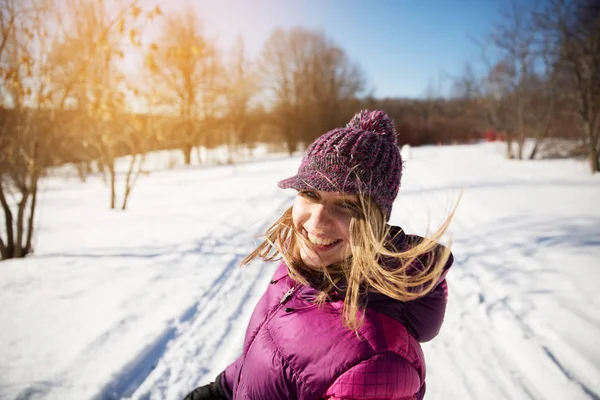 Örgü şapkalı kız sevinçle gülüyor