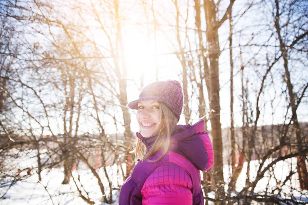 Güneşli Ormandaki Örgü Şapkalı Neşeli Kız — Stok fotoğraf