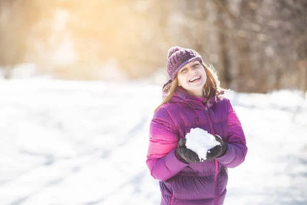 Leuk Vrolijk Meisje Met Sneeuw Haar Handen — Stockfoto