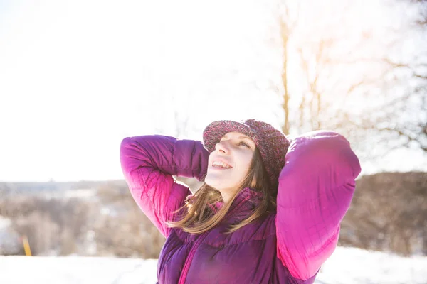 Happy Usmívající Dívka Vínové Pletené Čepice Bundy — Stock fotografie