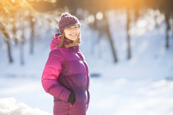 Usmívající Dívka Klobouku Stojící Zimním Lese — Stock fotografie