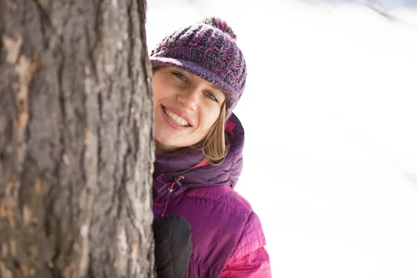 Ragazza Sorridente Cappello Costa Vicino All Albero — Foto Stock