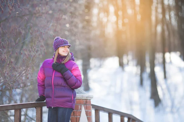 Улыбающаяся Девушка Кепке Зимой Стоит Мосту — стоковое фото